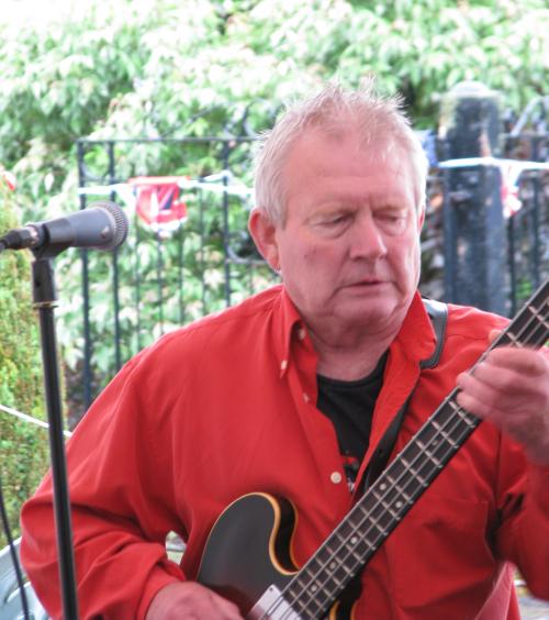 Paul Mountain, at 'Reflections' gig, Diamond Jubilee street party, 03-06-2012